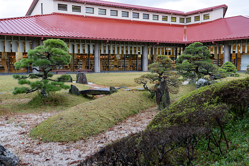 赤い屋根が特徴的な図書館