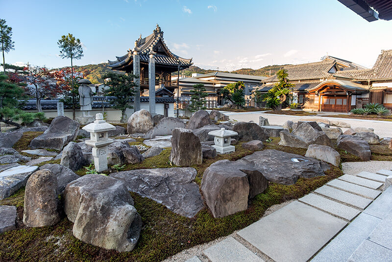 賽の河原をイメージした石庭
