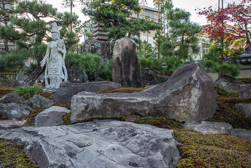 賽の河原をイメージした石庭