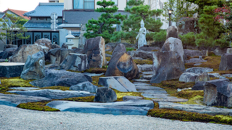 賽の河原をイメージした石庭