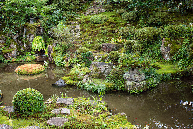 亀島は苔付いた飛び石で繋がっている