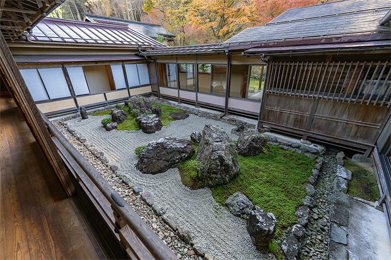 中庭には枯山水