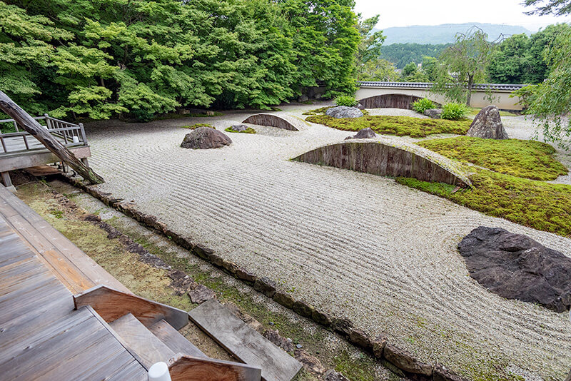 比叡山を借景にした雄大な光景