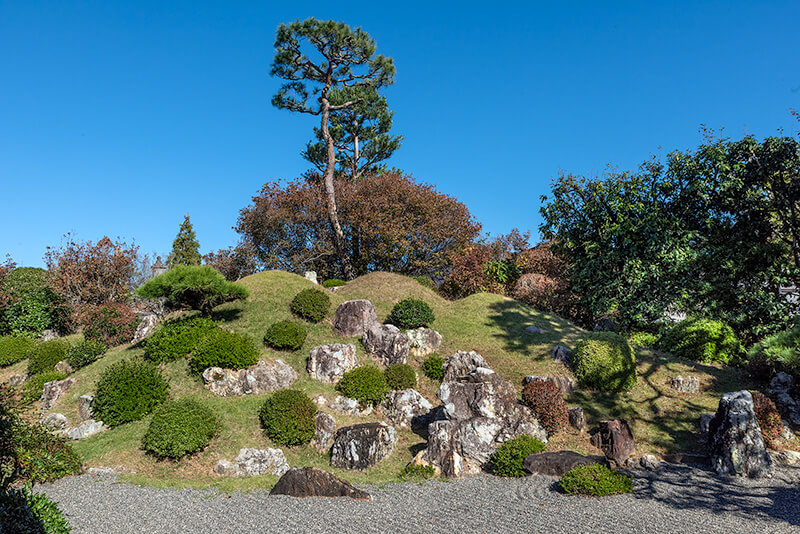 築山は三連式