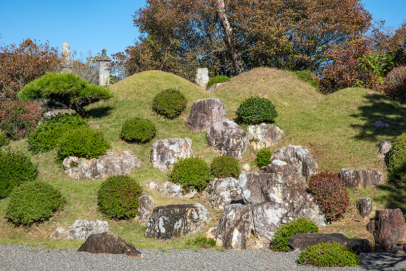 築山には集団石組がみられる