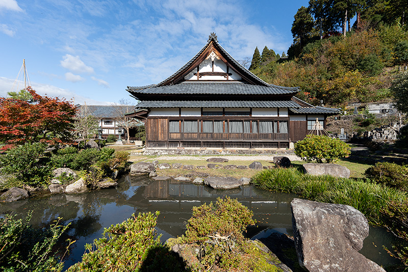 亀島から本堂を望む