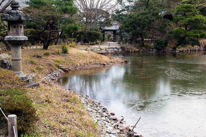 栗石で洲浜風にあつらえている