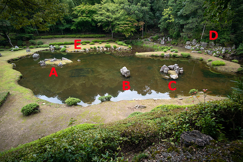 心字池を見下ろす