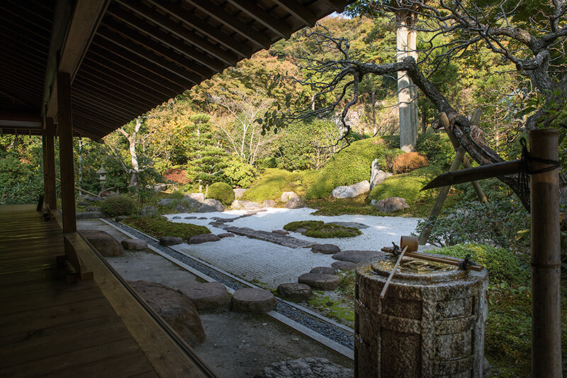 石造りの手水鉢