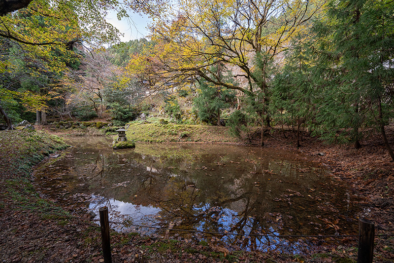 勅使門近くの池泉
