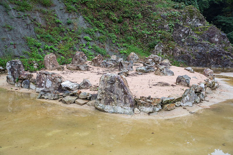 蓬莱山を思わせる中島