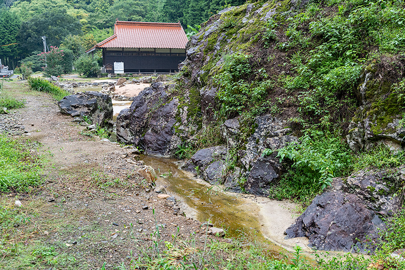 岩盤の裾部を掘削して造られた渓谷風の滝組