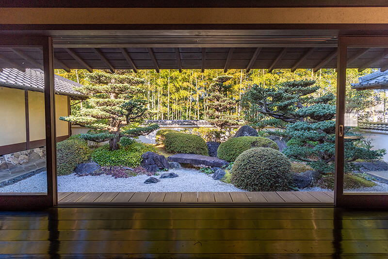 枯山水による蓬莱庭園