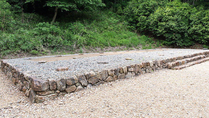 足利氏を弔う御廟跡