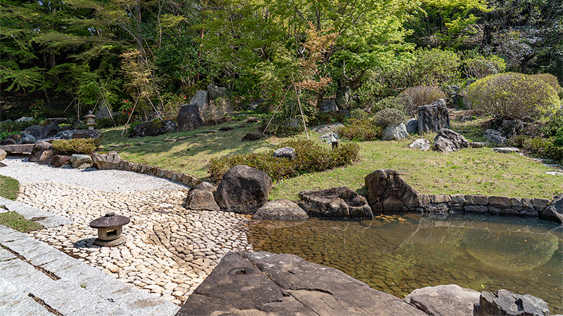 枯山水と池泉回遊式庭園