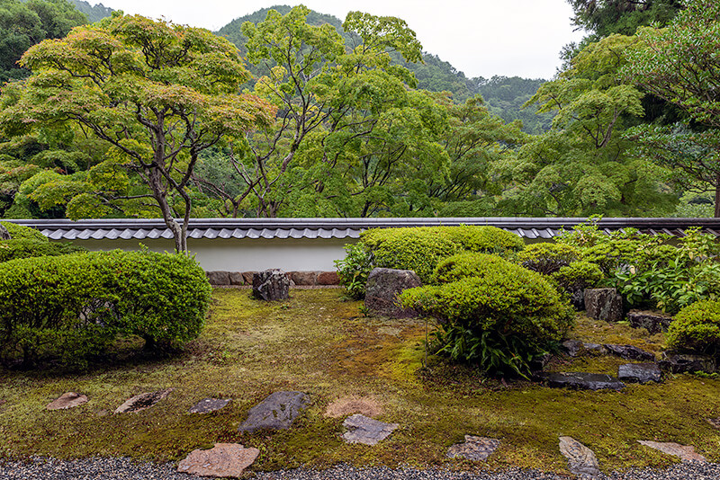 山並みを借景とした苔庭