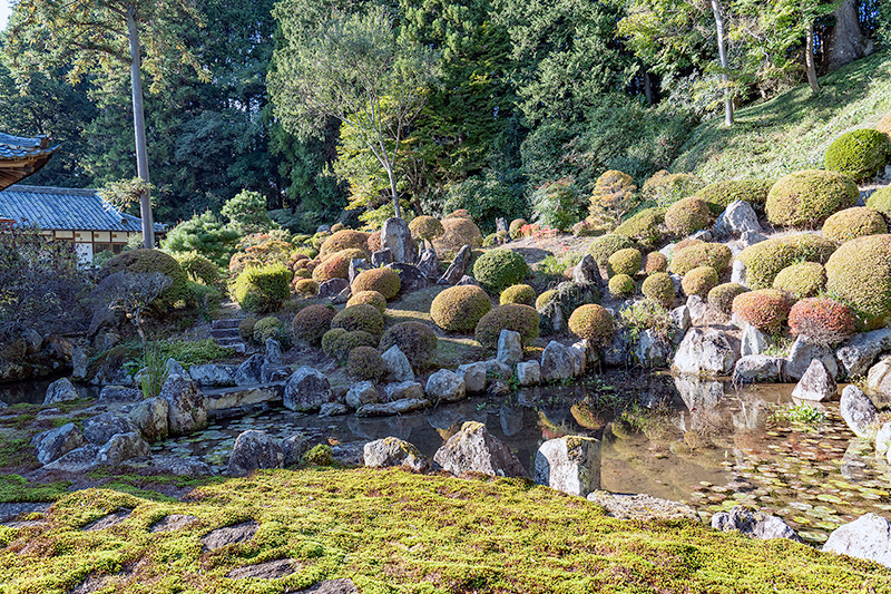 山畔をいかした池泉庭園