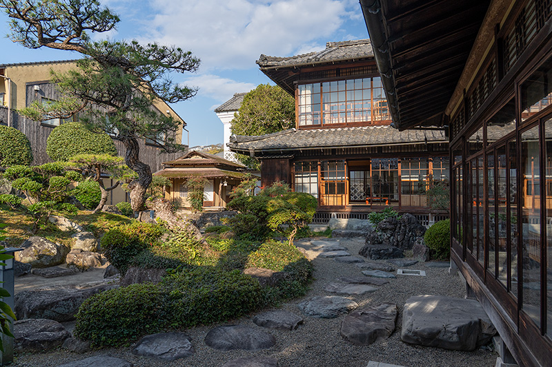 大正時代に建築された二階建ての建物