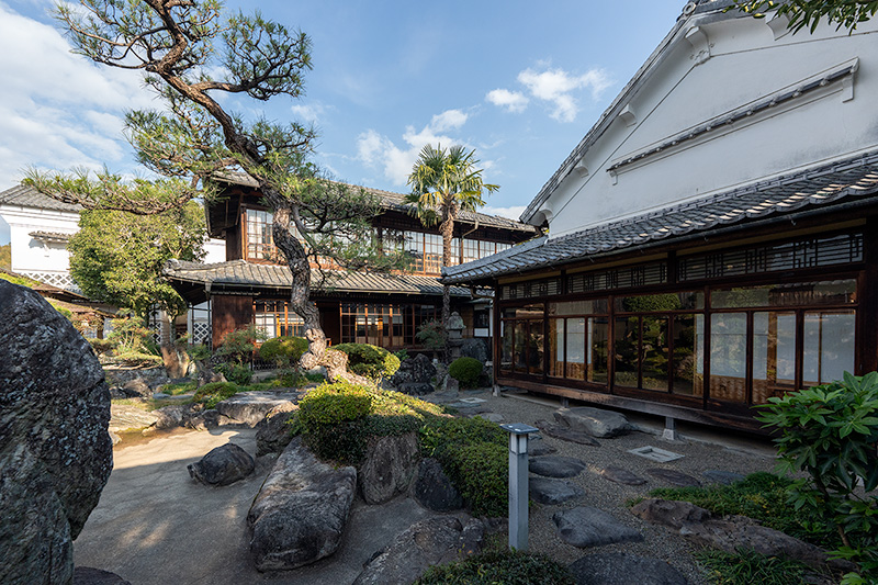 主屋と二階建ての建築物