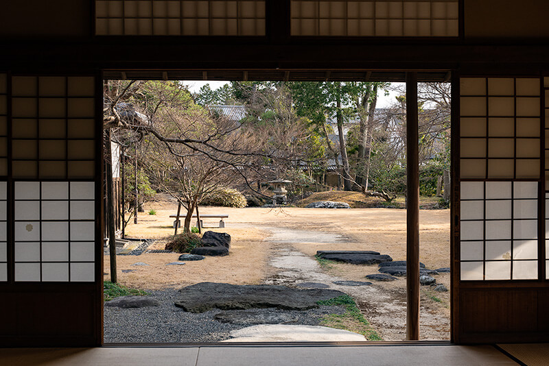 離れの座敷から額縁庭園