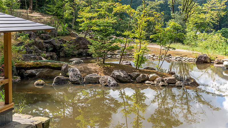 中島には土橋が架けられている