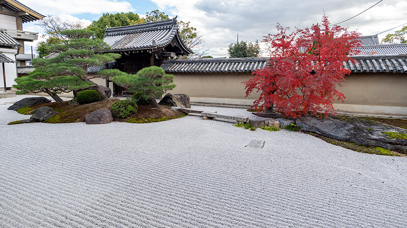 築山と平岩は切石の石橋で繋がっている