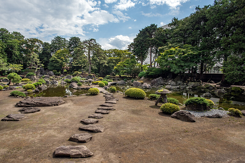 中島を繋ぐ石橋へと誘われる
