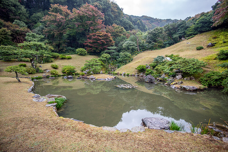 庭園から山並みへの連続性は美しく見事な借景