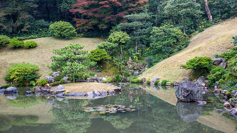 築山は植栽を最小限とした芝生地