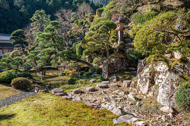 池泉へと繋がる地割り