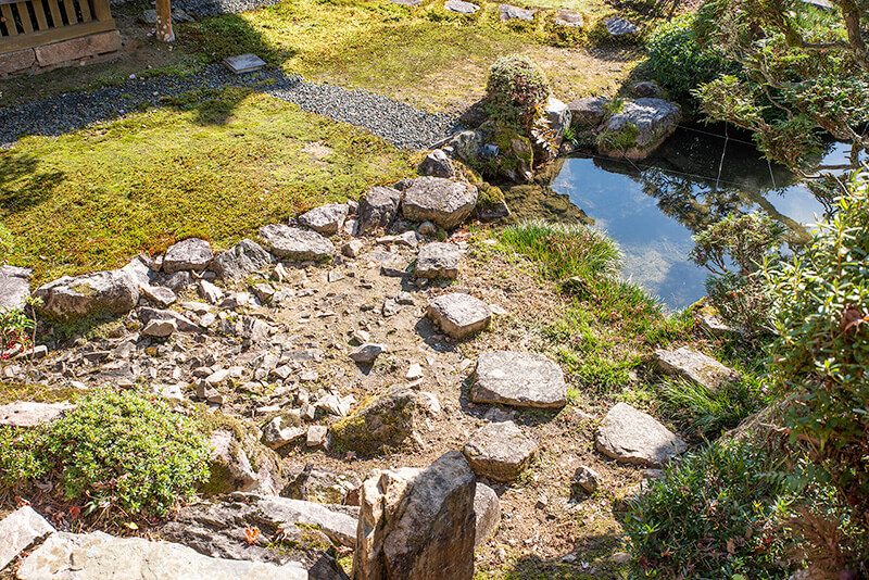 枯流れと池泉の接合部