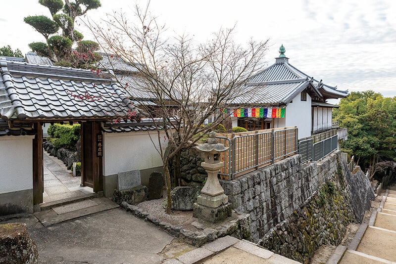 石段と山門