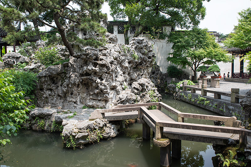 ギザギザに曲がった石橋
