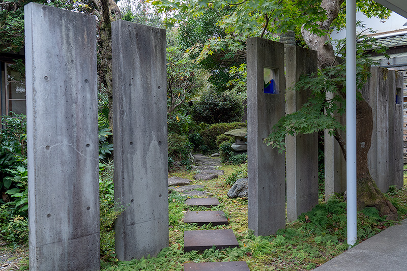 邸宅庭園と土蔵の仕切り