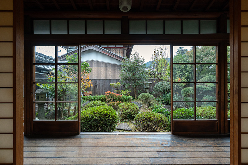 母屋からの額縁庭園