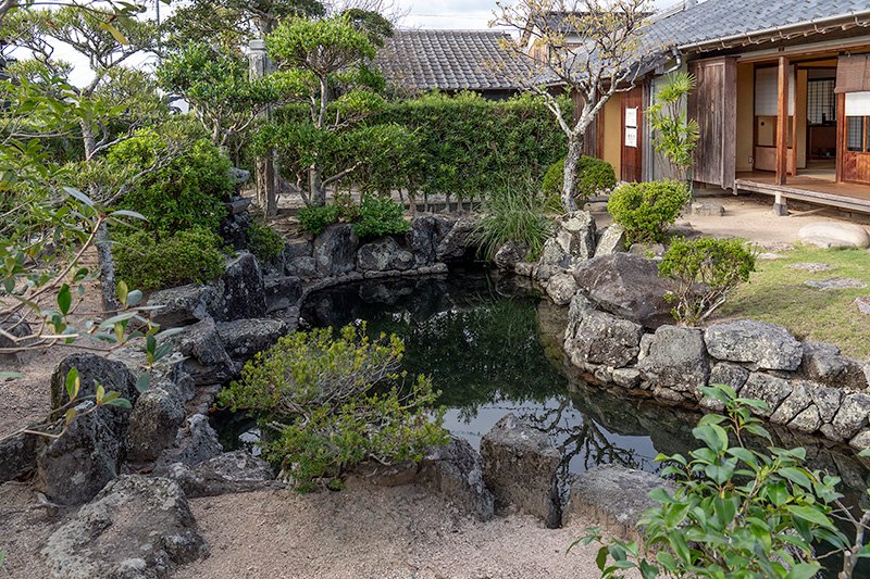 池泉の奥は水路になっており藍場川に繋がっている