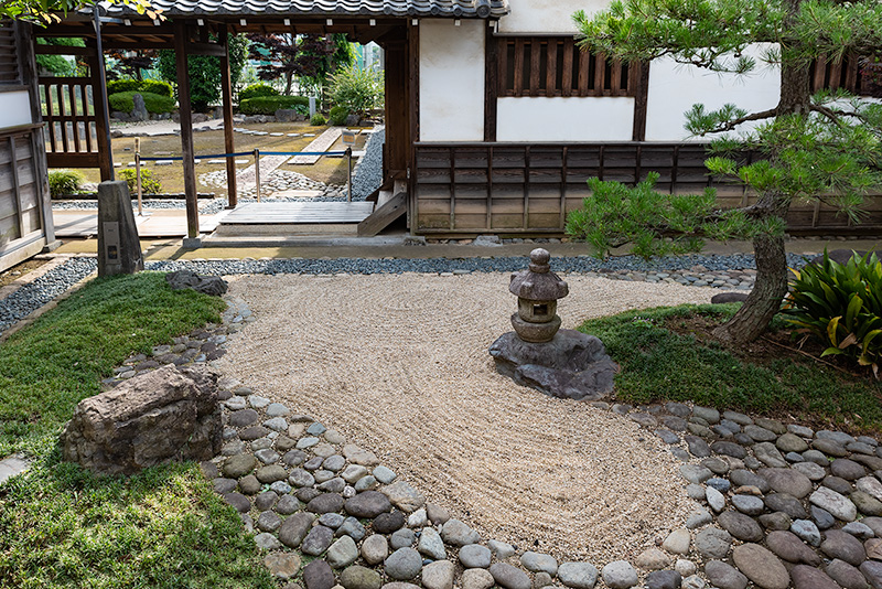 中庭にある枯山水