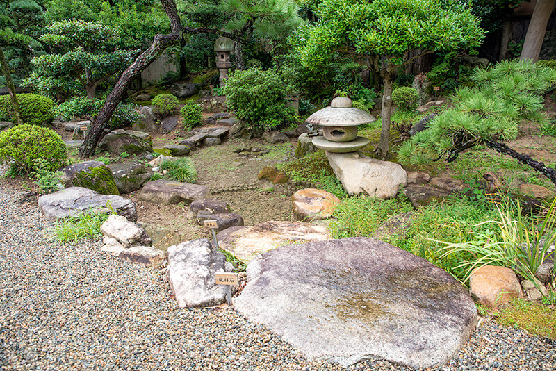 「旧瓦屋跡」の敷地内にある庭園