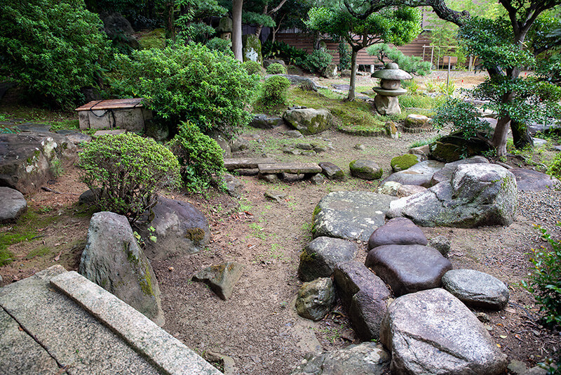 切石による石橋から涸れ池を望む