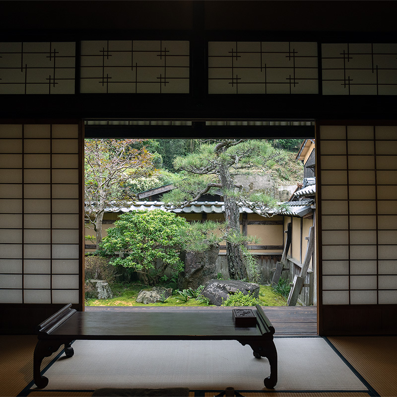 座敷中ノ間からの額縁庭園