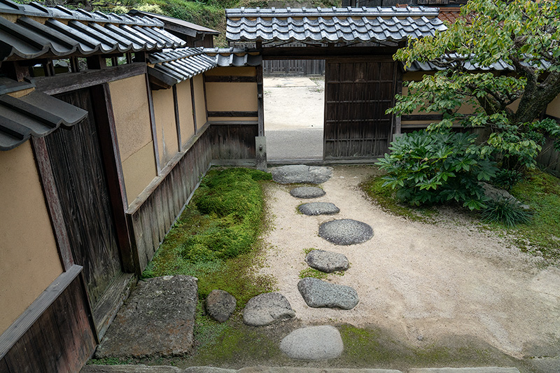玄関前の庭園