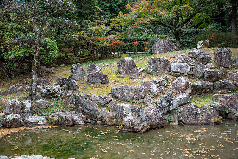 桃山時代らしい豪壮な石組