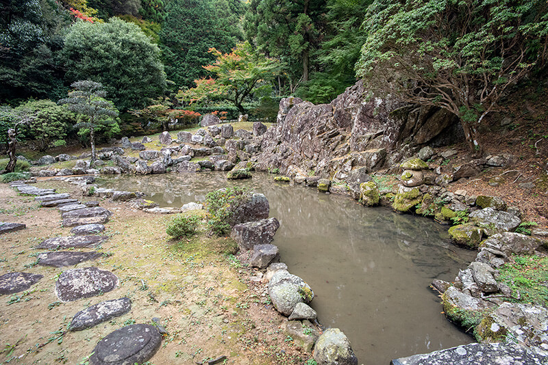 中島から池泉を望む。