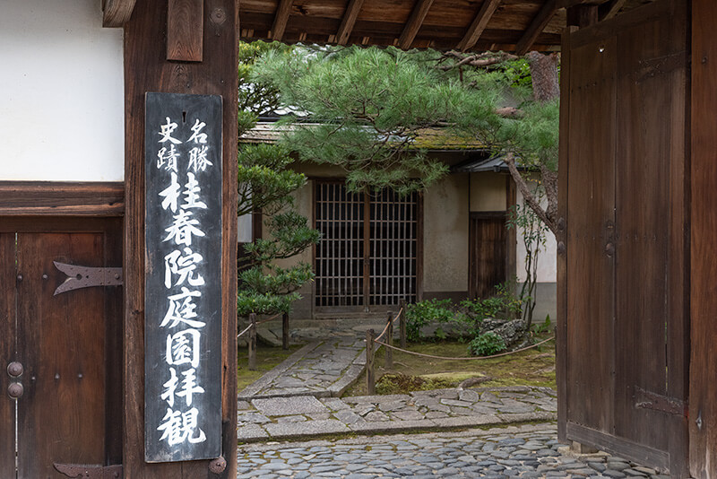桂春院山門