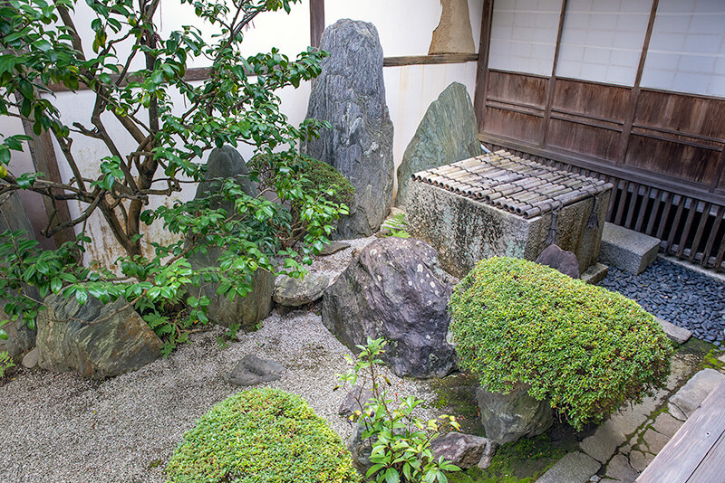 桂春院「清浄の庭」枯滝石組