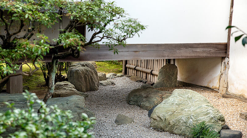 桂春院「清浄の庭」花頭窓