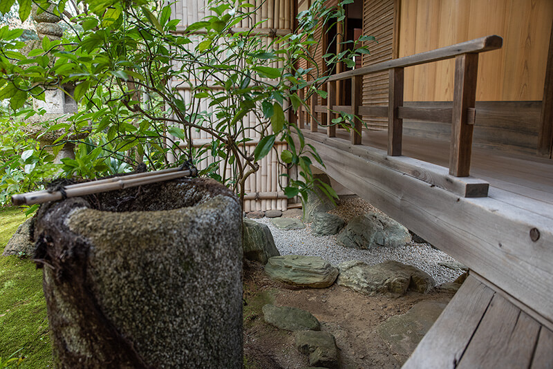 桂春院「清浄の庭」花頭窓
