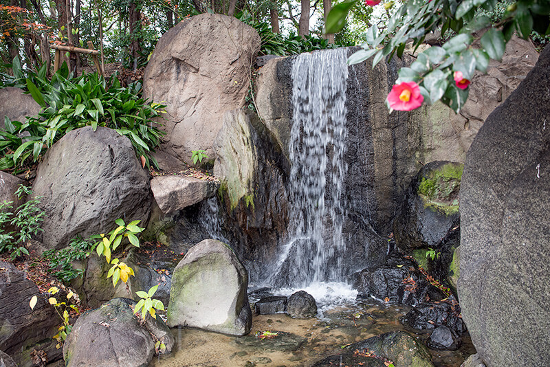 滝石組の水受石