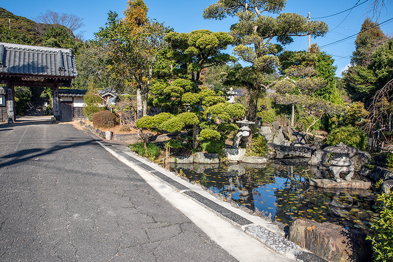 山門近くには池泉庭園
