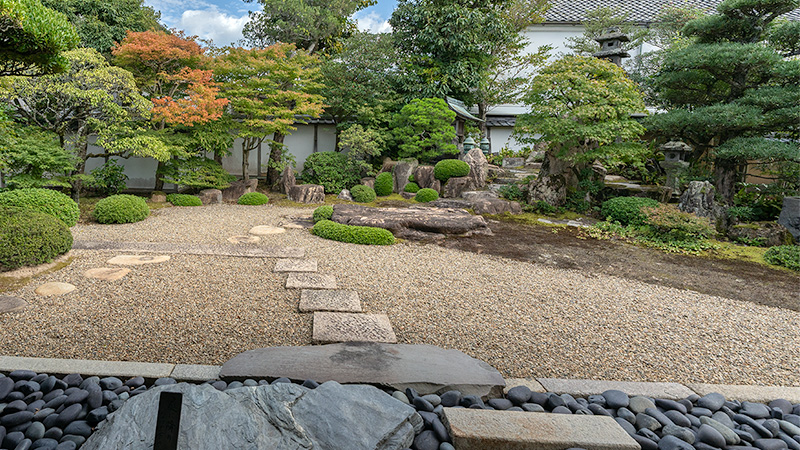 書院から枯山水を望む